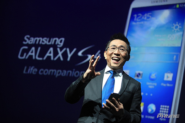 นายวิชัย พรพระตั้ง อธิบายการใช้งาน Samsung Galaxy S4