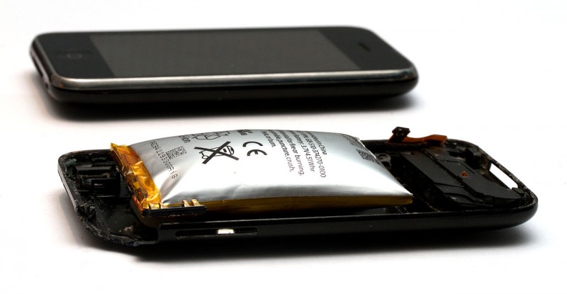 1280px-Expanded_lithium-ion_polymer_battery_from_an_Apple_iPhone_3GS