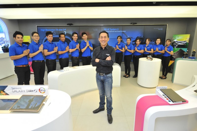 วิชัย พรพระตั้ง นำทีมเปิดตัว Samsung Experinece Store สาขา Siam Square One