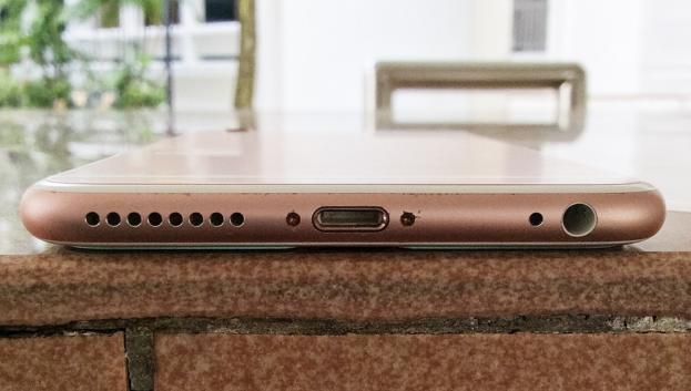 iPhone 6s สี rose gold ในต่างประเทศ มีพบอาการสีลอกด้วยเช่นกัน