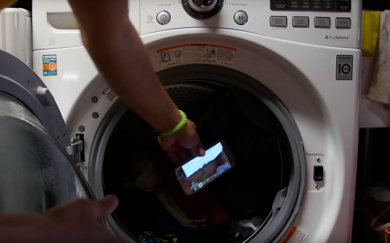 Samsung Galaxy S7 in washing machine