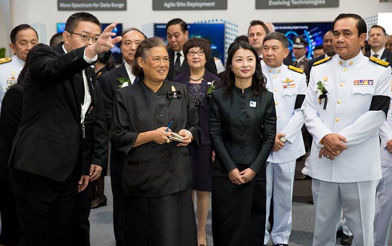 hrh-princess-sirindhorn-visits-huawei-booth-3