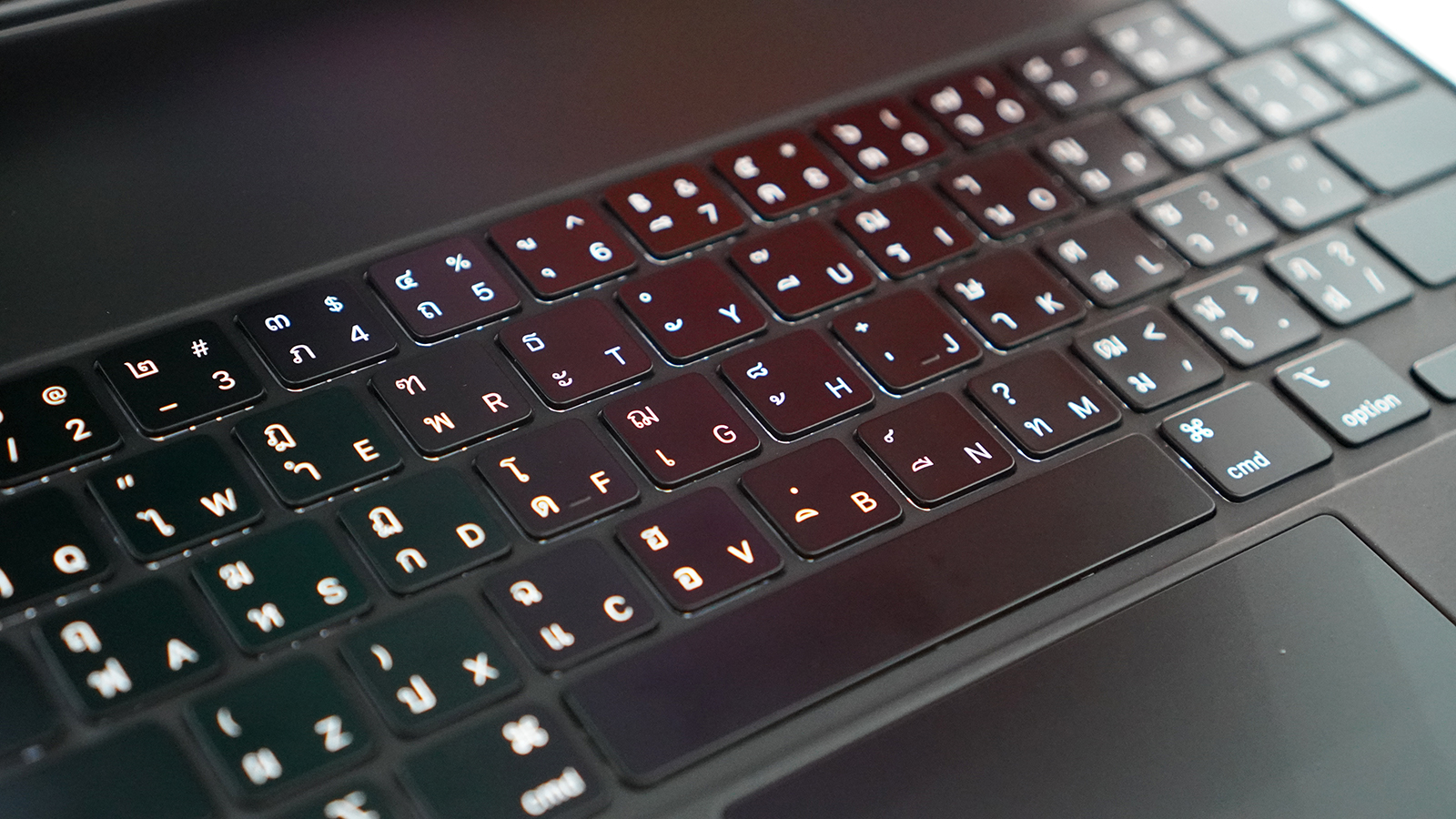 รีวิว Magic Keyboard อุปกรณ์เสริมเพื่อเติมความโปรให้กับ iPad Pro รุ่น 12.9 นิ้ว มาพร้อม Trackpad และไฟใต้ปุ่มคีย์บอร์ด