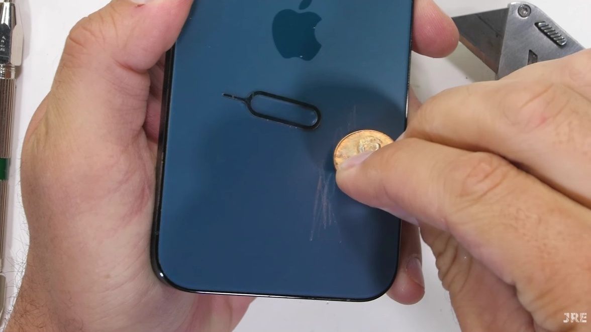 ทดสอบความแข็งแรงของหน้าจอ Ceramic Shield บน iPhone 12 Pro