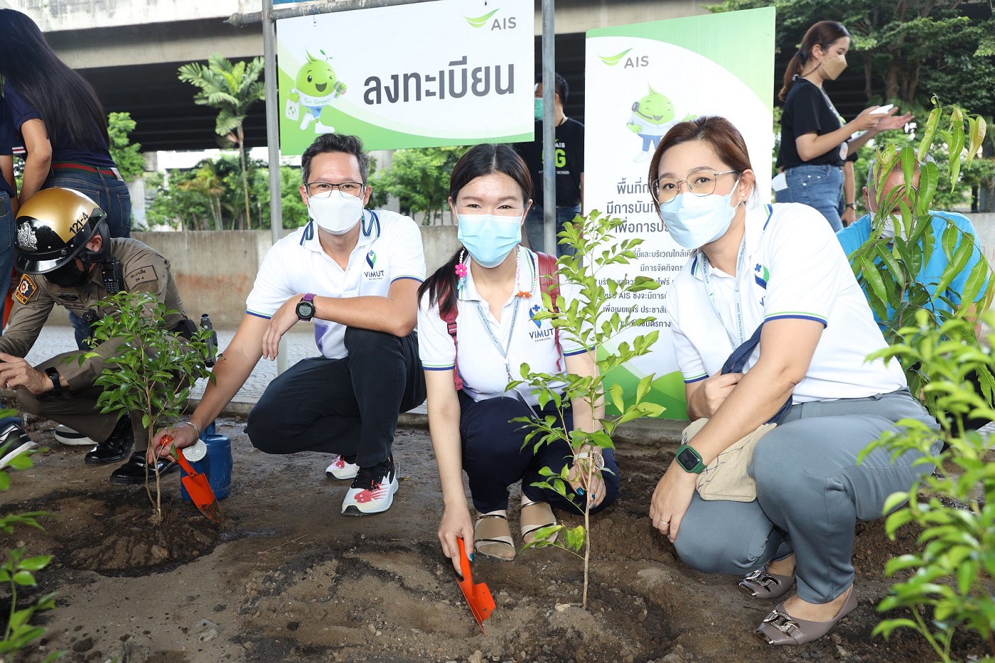 PIC โรงพยาบาลวิมุต ร่วมกันปลูกต้นไม้ในกิจกรรม AIS Go Green.